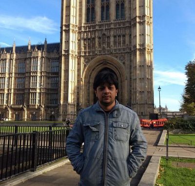 Local Guide Alexandre Campbell em frente a sede do parlamento inglês, em Londres.