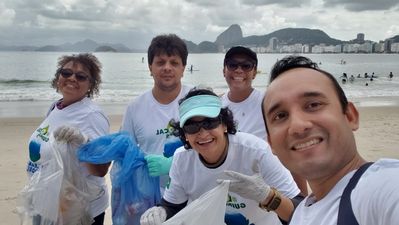Local Guide Alexandre Campbell (second from left to right) and other Local Guides during a LGCW meetup in Rio de Janeiro. (Photo by @ParaenseCarioca)