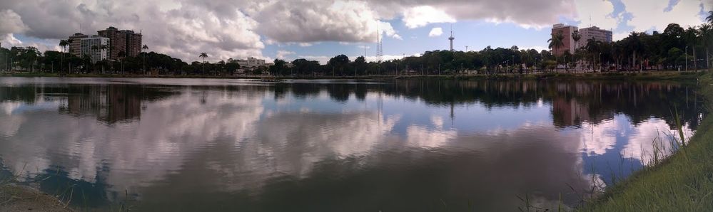 Lagoa no centro da cidade