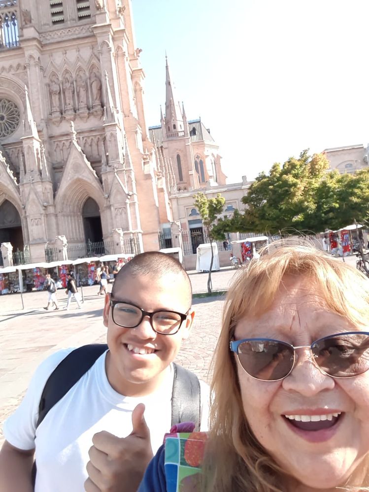 Foto en frente de la Basílica con mamá