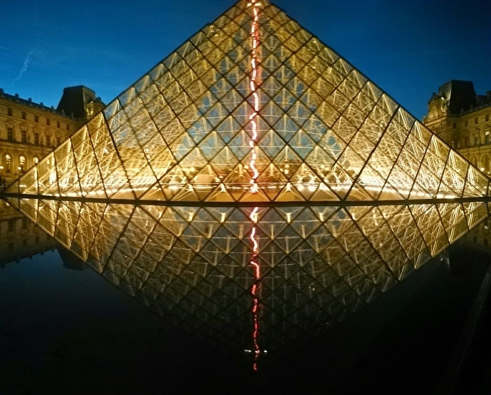 Pirámide Louvre reflex.jpg