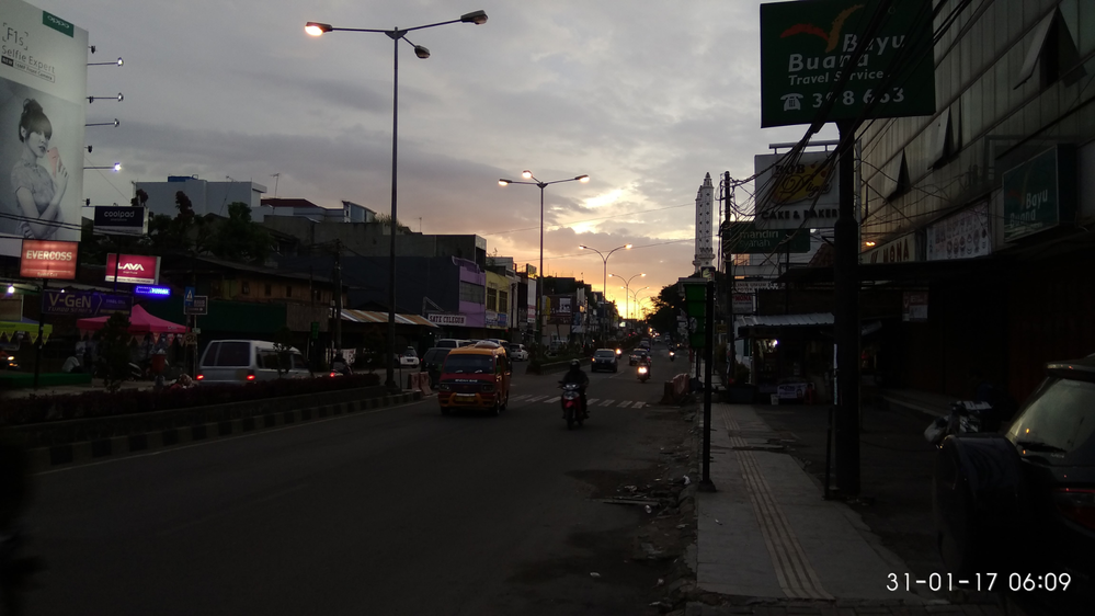 Jalan raya besar dan lengang...  Gak kaya kota lain