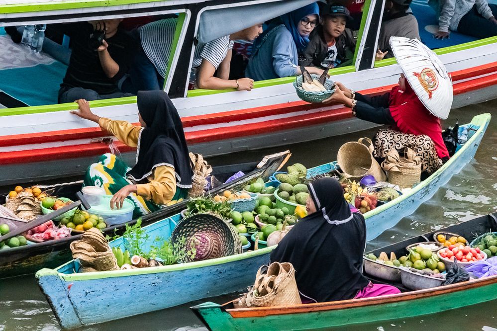 Daily activities of Lok Baintan floating market