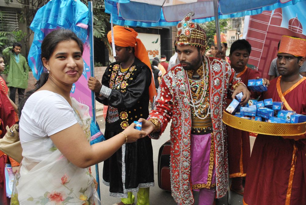 The King(Acting) is distributing sweets to the people