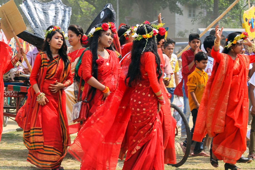 Bangladeshi girls wearing traditional sari with flower crown on Pahela Baishakh celebration in Chittagong, 2016.(Web Source)