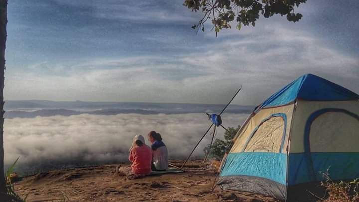 My friends were chitchatting in front of her tent in the morning while sipping coffee and looking at the cloud