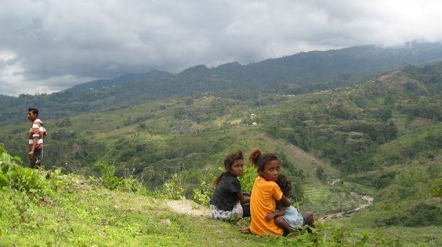 Soroleque girls at Batumano, Lesublau.