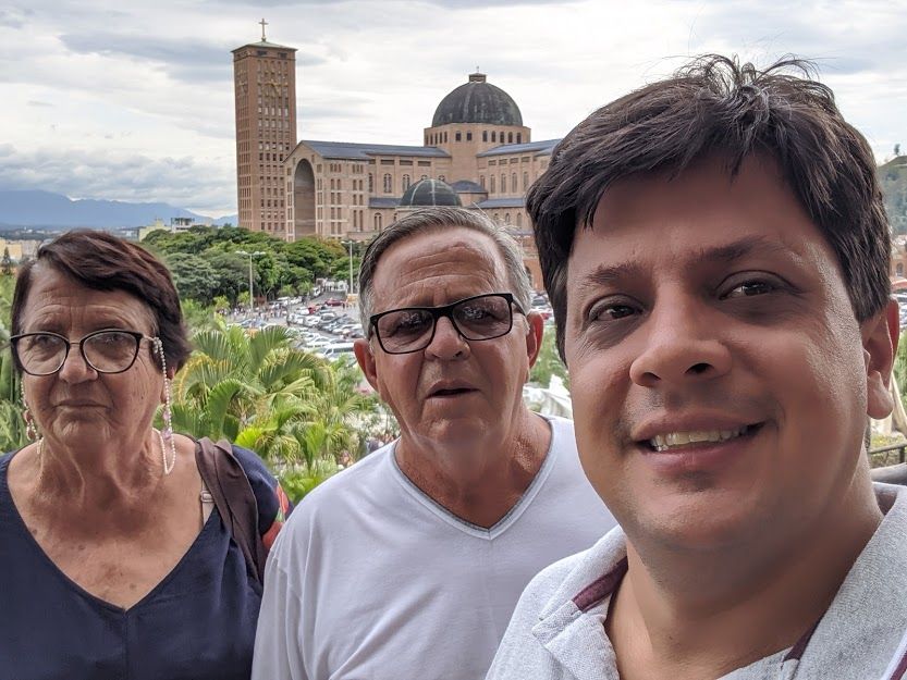 Legenda: Local Guide Alexandre Campbell con sus padres y la Basílica de Aparecida-SP al fundo (Local Guide Alexandre Campbell)