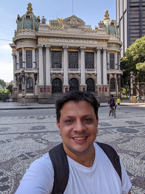 Legenda: Uma selfie do Local Guide @AlexandreCampbell em frente ao suntuoso e histórico prédio do Theatro Municipal do Rio de Janeiro