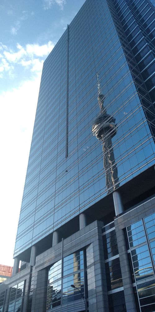 Reflection of the CN Tower, Toronto (Photo by RobAO)