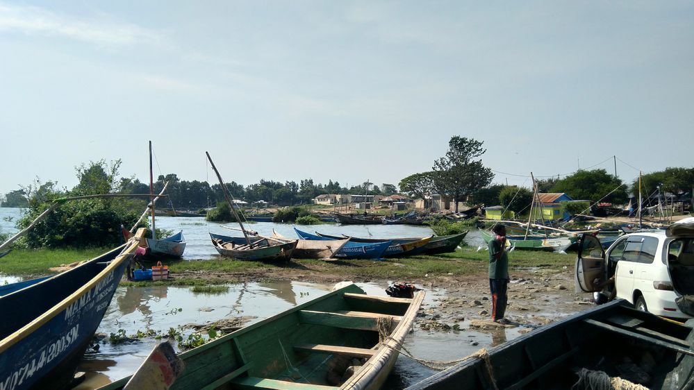 Boats and carwash at Lake Victoria, Misori, Kenya (Photo by RobAo)