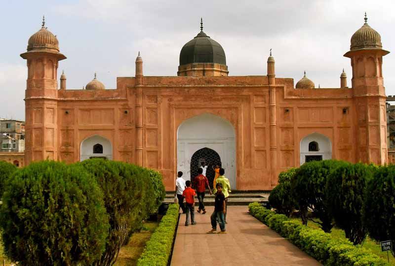 Lalbagh Fort in Dhaka,  This famous historic place is situated on the northeast side of Dhaka, Bangladesh. This was built during the Mughal rule, on seventeenth century.