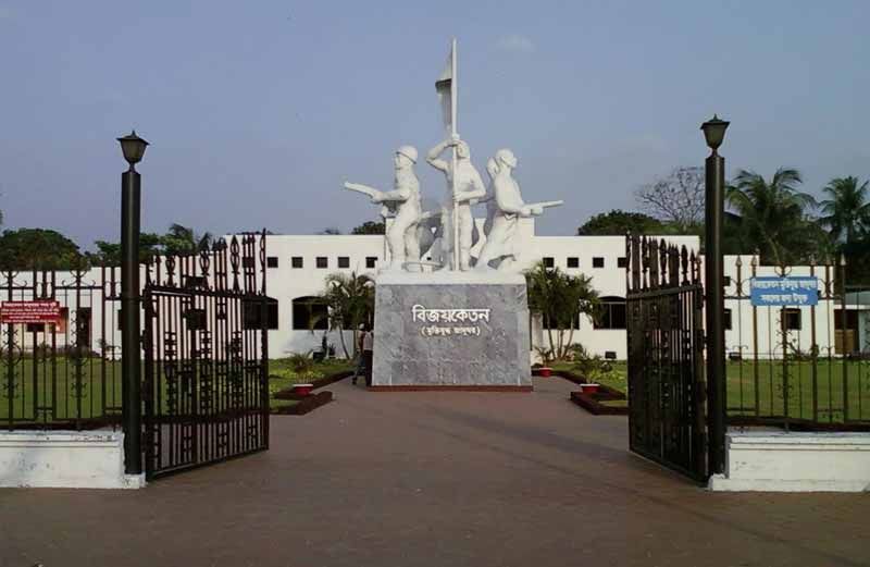 The Liberation War Museum in Dhaka,  This is a place to visit when you want to know about the struggle of the mother nation and her children to get independence from foreign military rule or ‘Mukti Judho’. Though it is built in 1971, it has got reorganization by many National and international archaeological surveys.