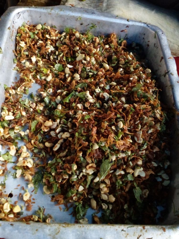 Fried onions, cashews & mint for haleem garnishing
