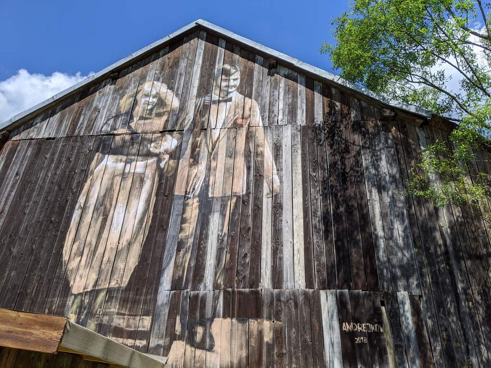 Painting of a young couple on the wooden barn.